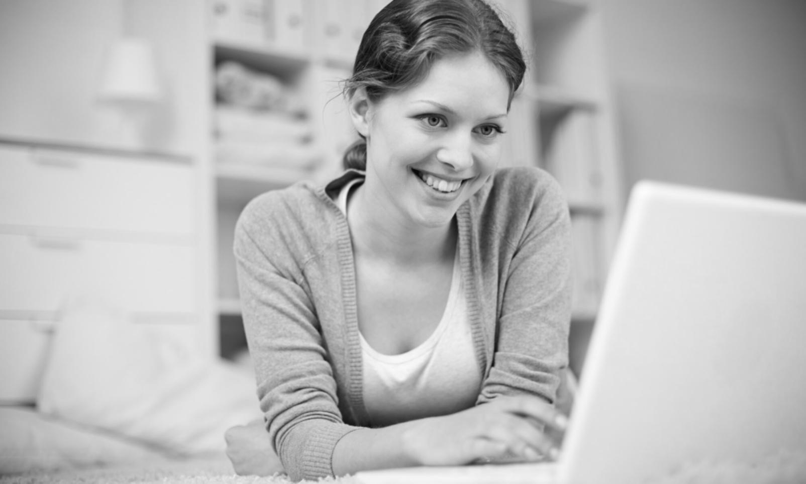 Equipo de instructores de ciberseguridad industrial revisando configuraciones de red